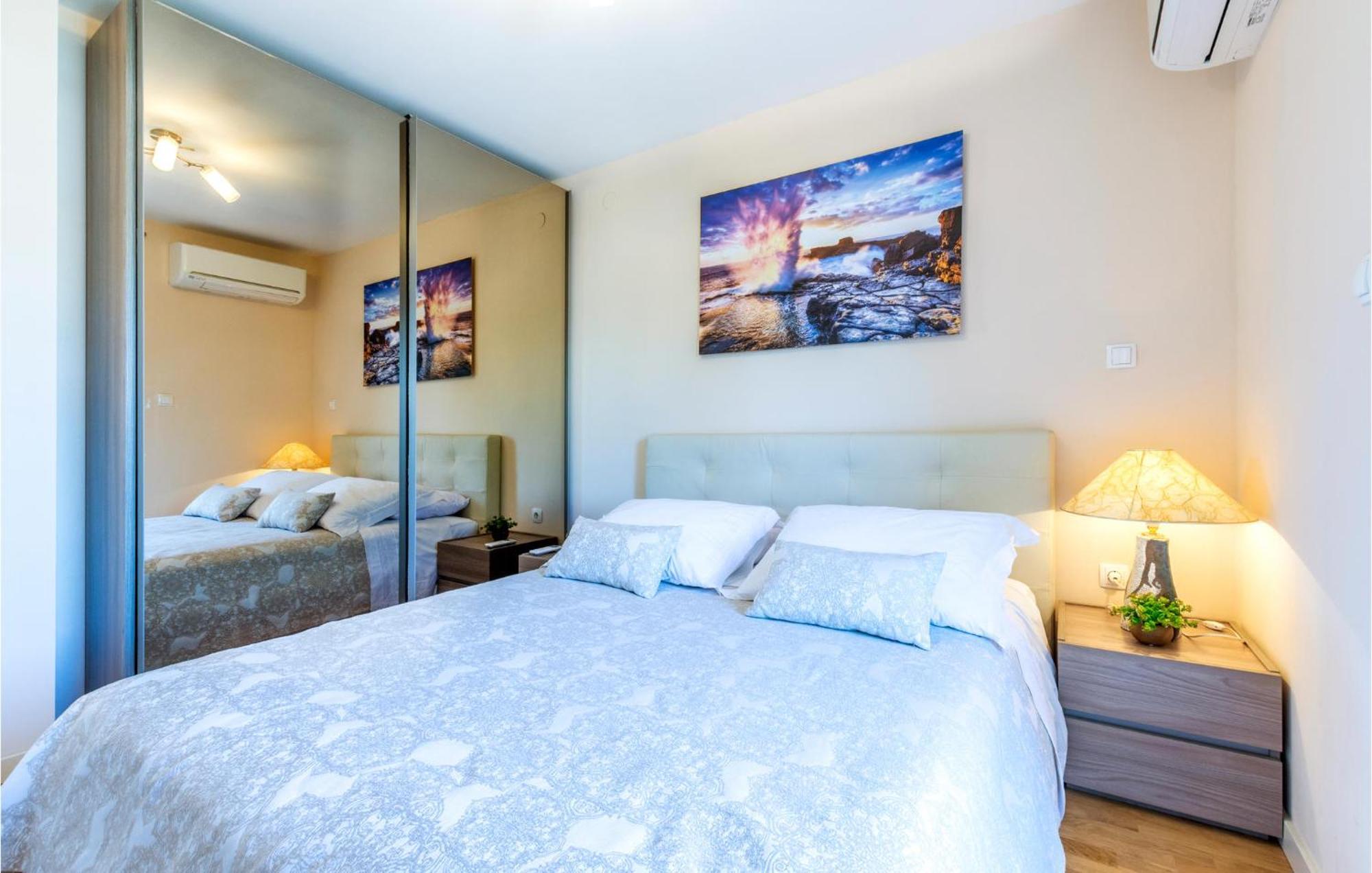 Beautiful Apartment In Split With Kitchen Εξωτερικό φωτογραφία